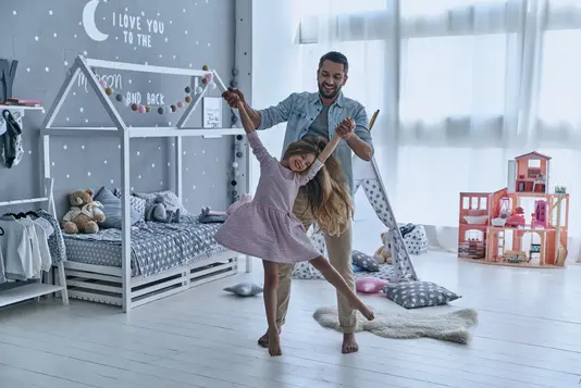 Haus-Vater-Tochter-Wohnen-Serie-4-2 Vater und Tochter tanzen glücklich im neuen Haus.