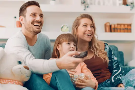 Familie vor dem Fernseher