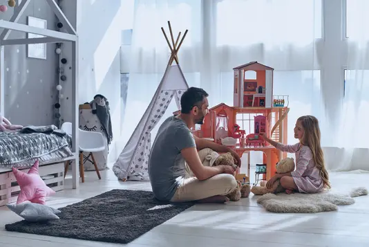 Haus-Vater-Tochter-Wohnen-Serie-4-10 Vater und Tochter spielen gemeinsam mit dem Puppenhaus