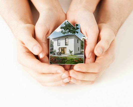 Schützende Hände um ein illustriertes Haus.